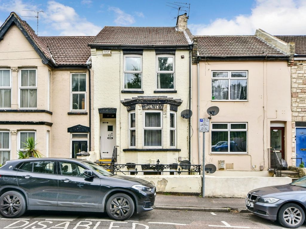 2 bed flat to rent in Richmond Road, Gillingham ME7, £925 pcm Zoopla