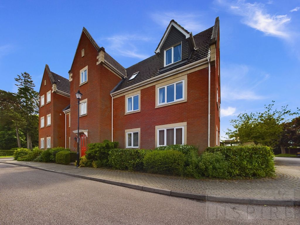 2 bed flat to rent in Tanbridge Park, Horsham RH12, £1,000 pcm Zoopla