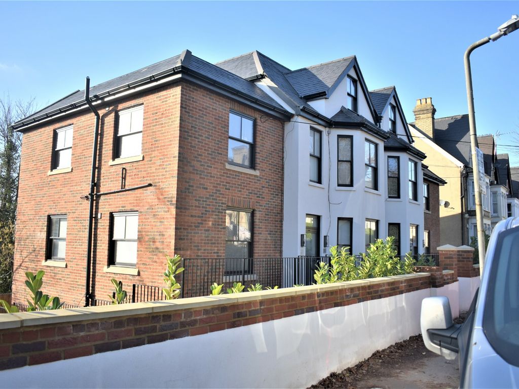 1 bed flat to rent in Priory Avenue, High HP13, £900 pcm Zoopla