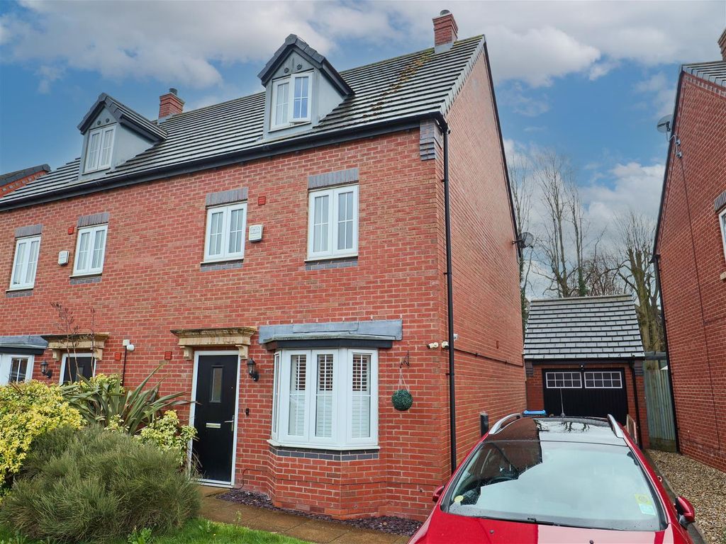 4 bed semidetached house for sale in Cardinal Drive, Burbage, Hinckley