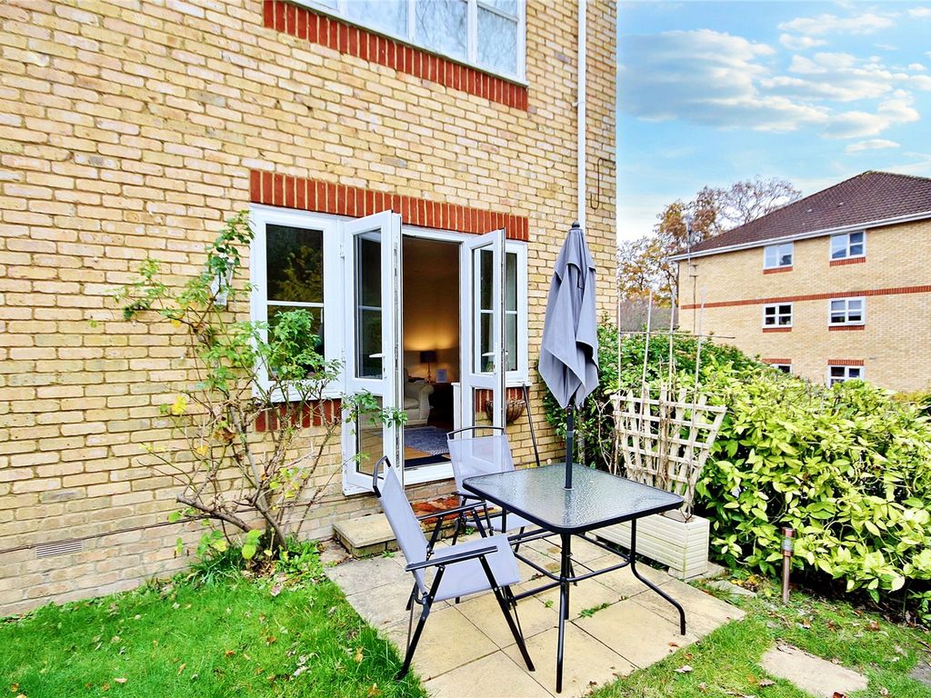 2 bed flat for sale in Alexandra Gardens, Knaphill, Woking, Surrey GU21