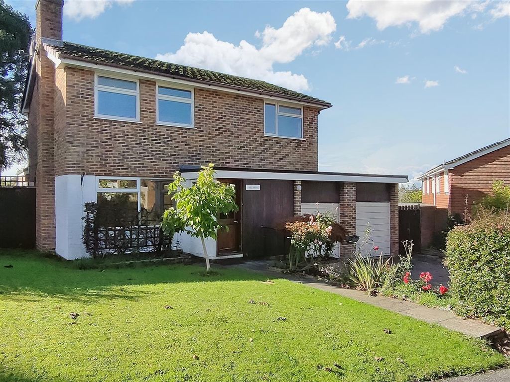 4 bed detached house for sale in Goodwood Close, Midhurst GU29, £