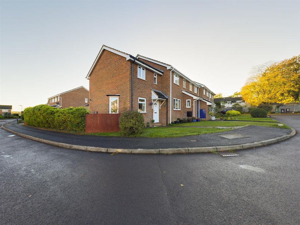 2 bed end terrace house for sale in Blackthorn Close, South Wonston
