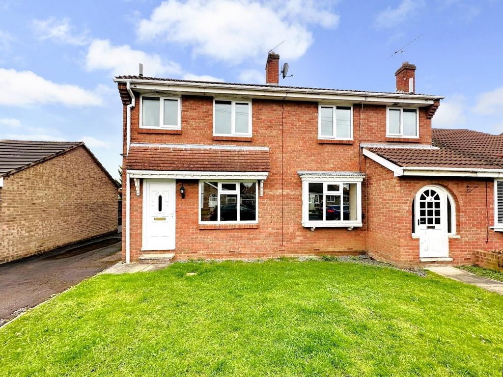3 bed end terrace house for sale in Beech Drive, South Milford, Leeds