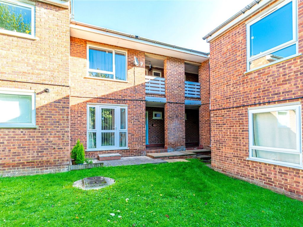 1 bed flat for sale in Chiltern Park Avenue, Berkhamsted, Hertfordshire