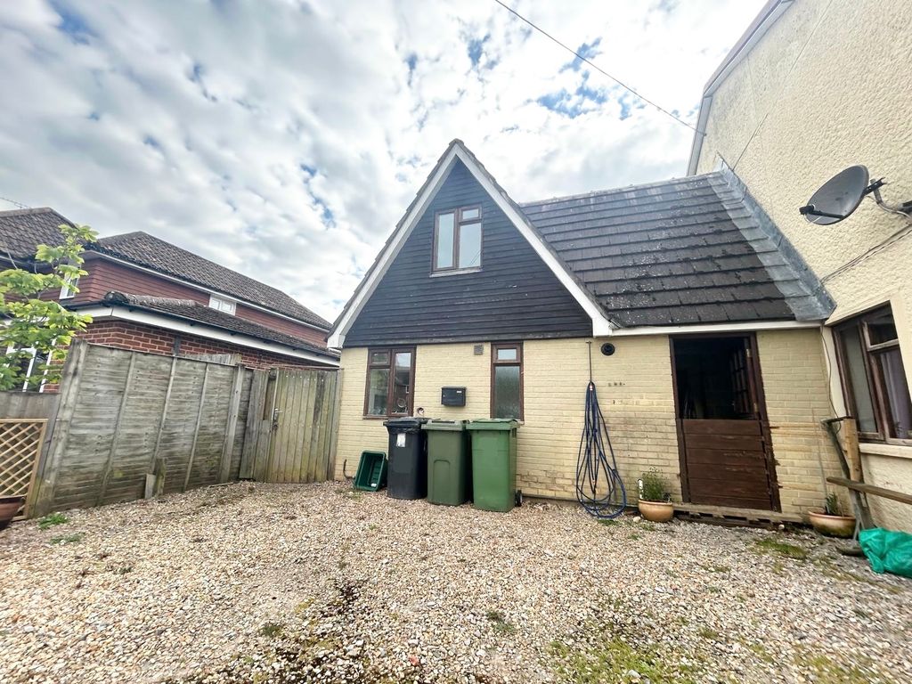 2 bed flat to rent in Lane End, Bramley, Tadley RG26, £850 pcm Zoopla