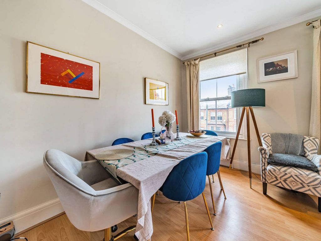 2 bed flat for sale in Queenstown Road, Diamond Conservation Area