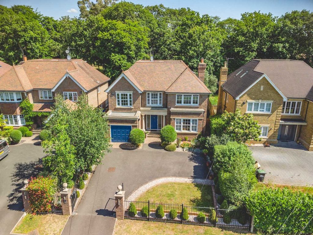 6 bed detached house for sale in Fulmer Drive, Gerrards Cross SL9, £