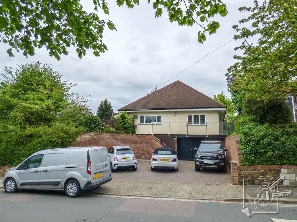 6 bed detached house for sale in Wrotham Road, Gravesend DA11, £795,000