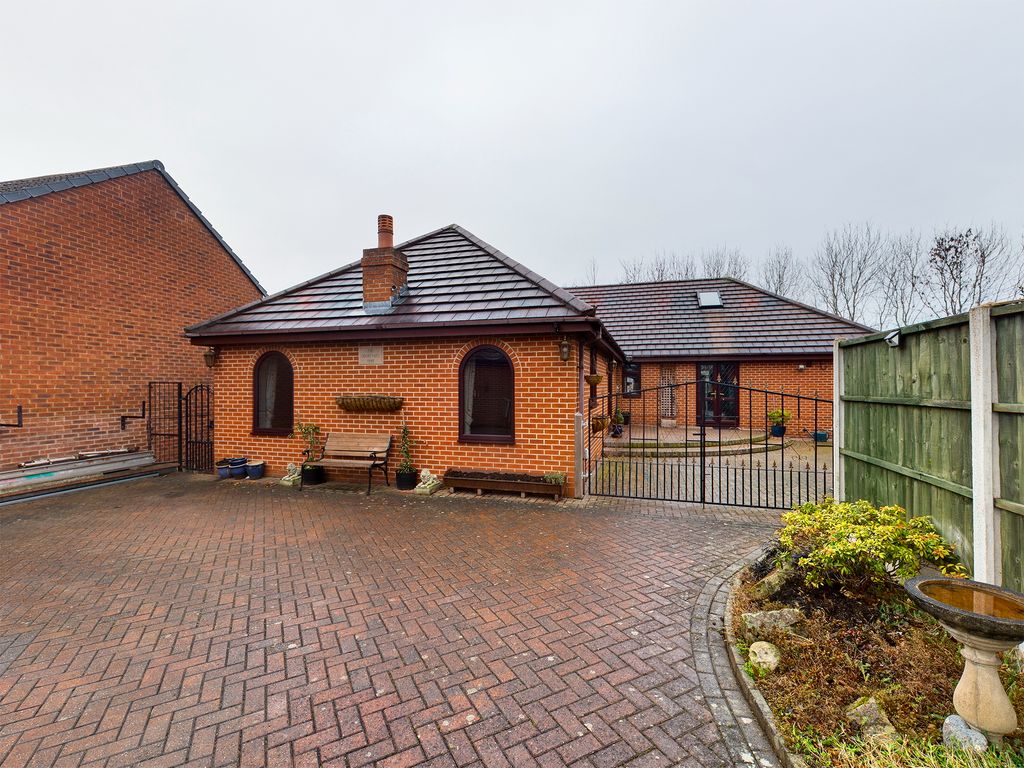 6 bed detached house for sale in Mayfield Gardens, Ossett WF5 Zoopla