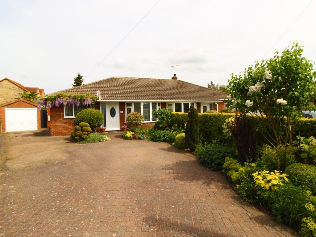 3 bed semidetached bungalow for sale in The Meadows, Hambleton, Selby