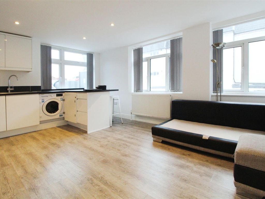 3 bed flat to rent in High Street, Slough SL1, £1,900 pcm Zoopla