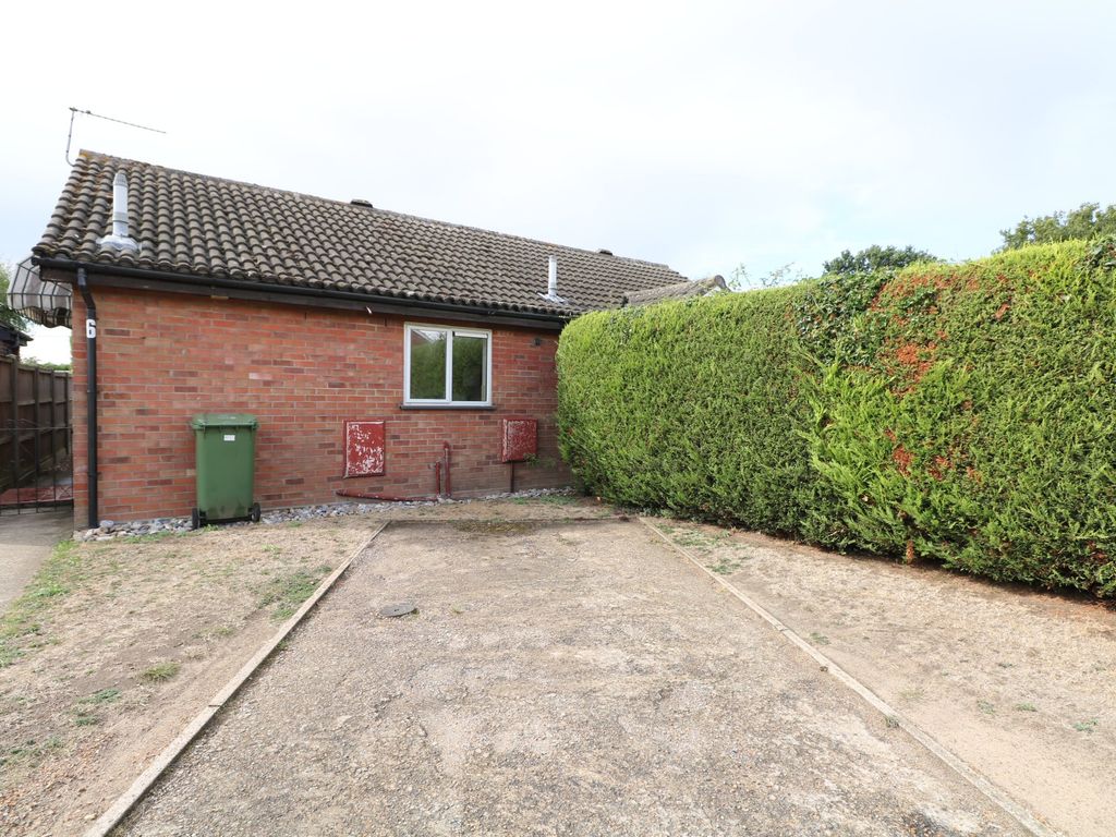 2 bed semidetached bungalow to rent in Egremont Road, Roydon, Diss