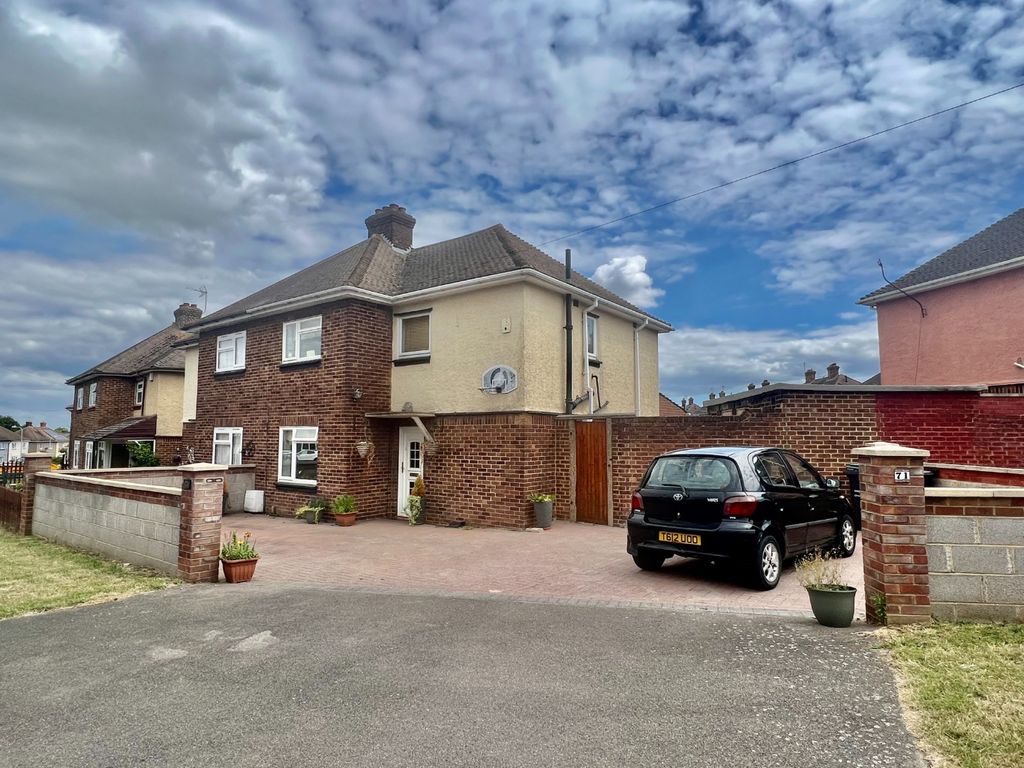 4 bed semidetached house to rent in Harden Road, Northfleet, Gravesend