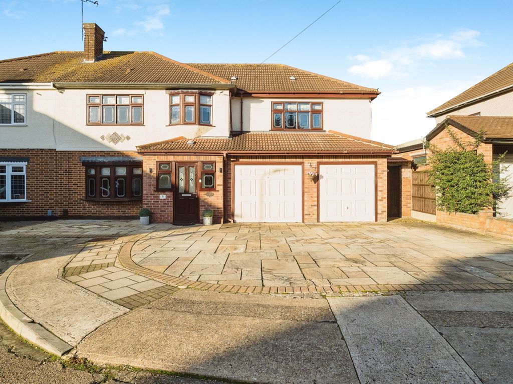 5 bed semidetached house for sale in Ayr Green, Romford RM1, £725,000