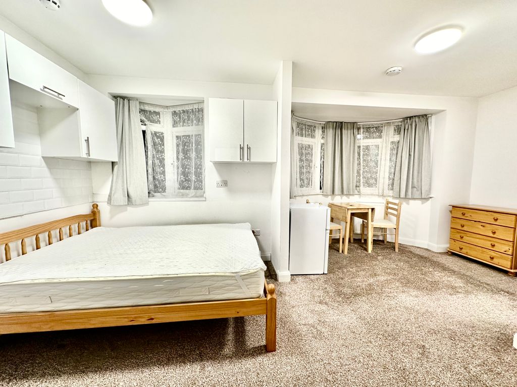 Studio to rent in Devon Close, Perivale UB6, £910 pcm Zoopla