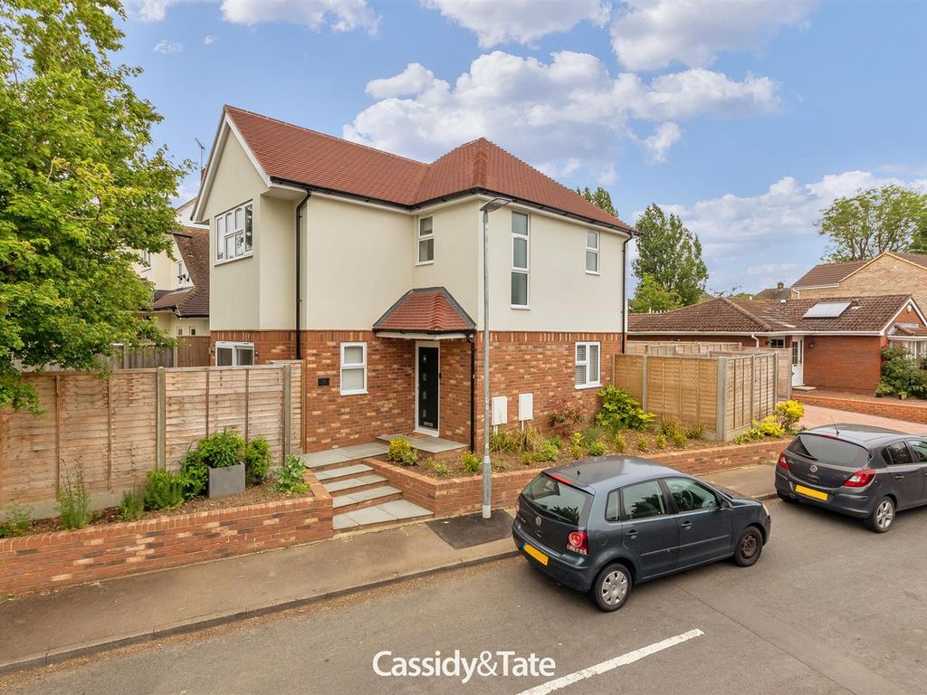 3 bed detached house for sale in Barry Close, Chiswell Green, St.Albans