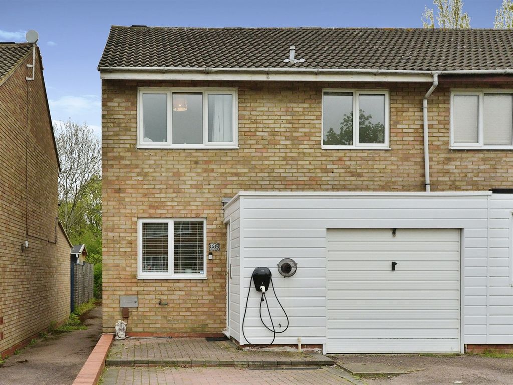 3 bed end terrace house for sale in Crosslands, Stantonbury, Milton