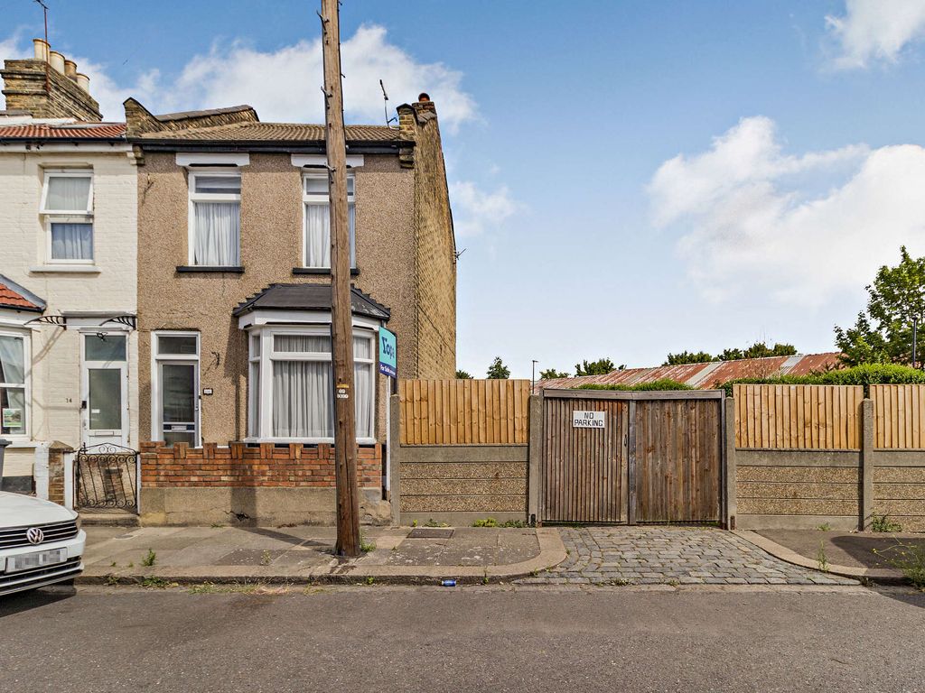 Rays Avenue, London N18