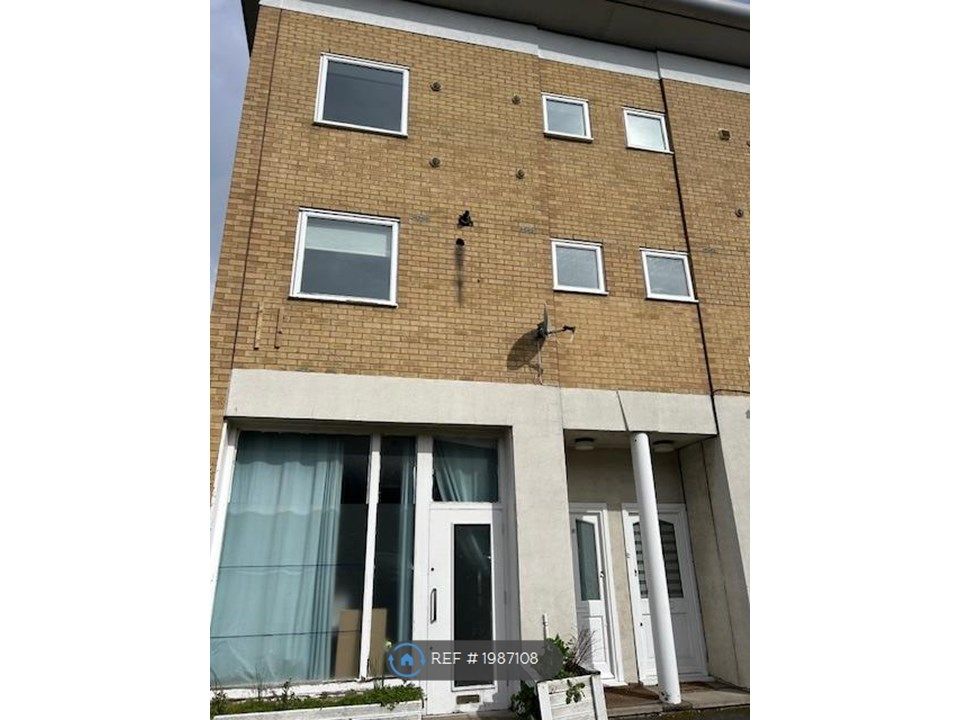 3 bed to rent in Hartlepool Court, London E16, £1,950 pcm