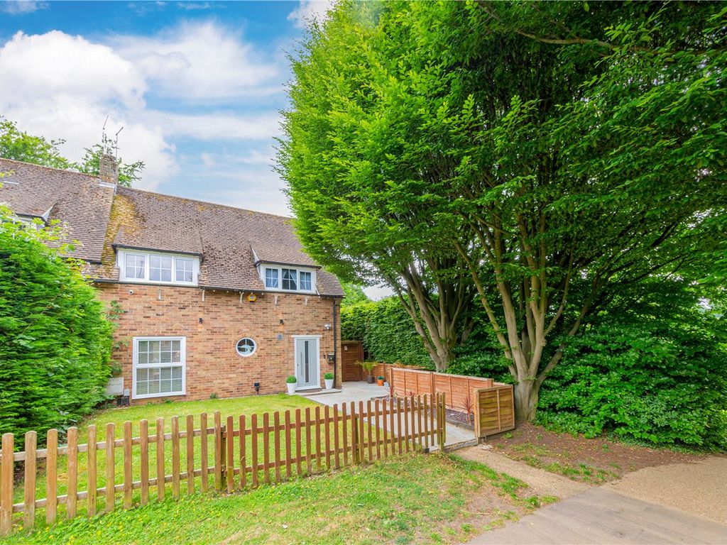 4 bed end terrace house for sale in Knightsfield, Welwyn Garden City