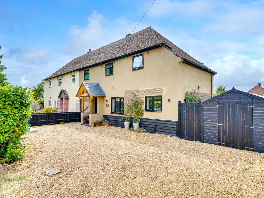 3 bed semidetached house for sale in Abbots Close, Woodhurst
