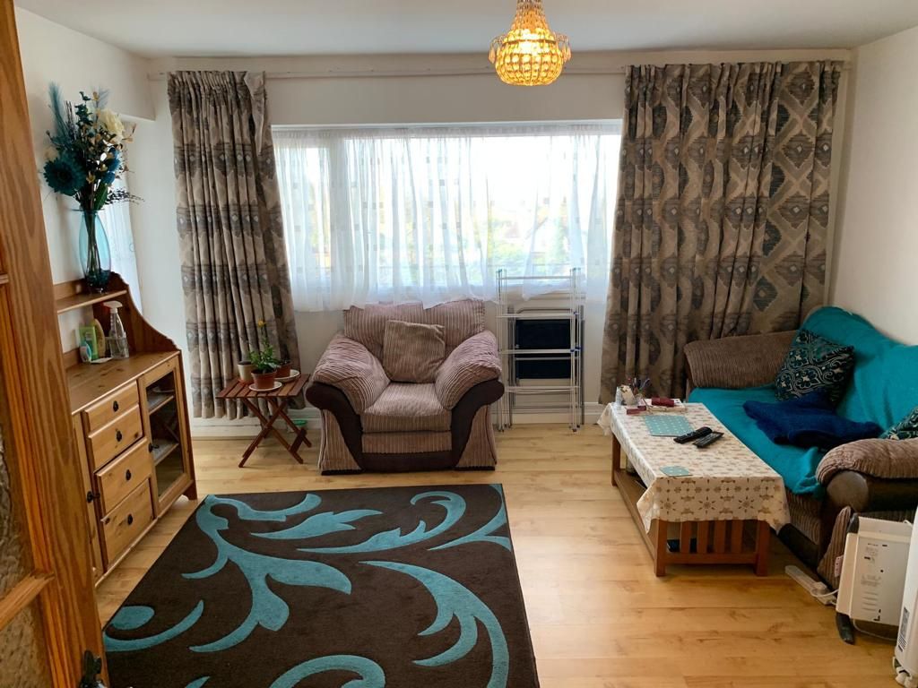 2 bed flat for sale in High Road, Bushey WD23, £275,000 Zoopla