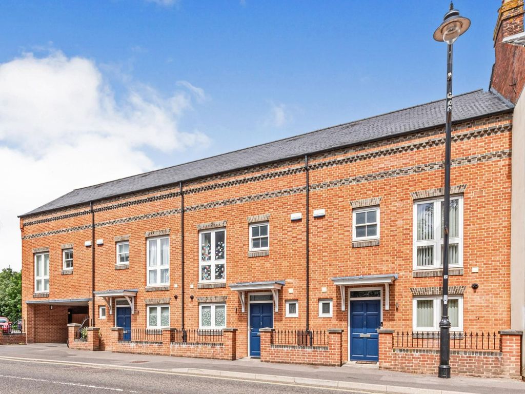 3 bed town house for sale in Winchester Road, Basingstoke RG21 Zoopla