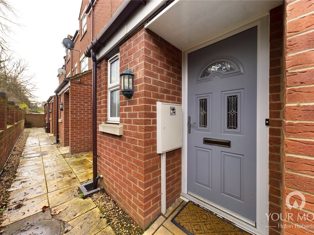 4 bed terraced house to rent in South Street, Abington, Northampton NN1