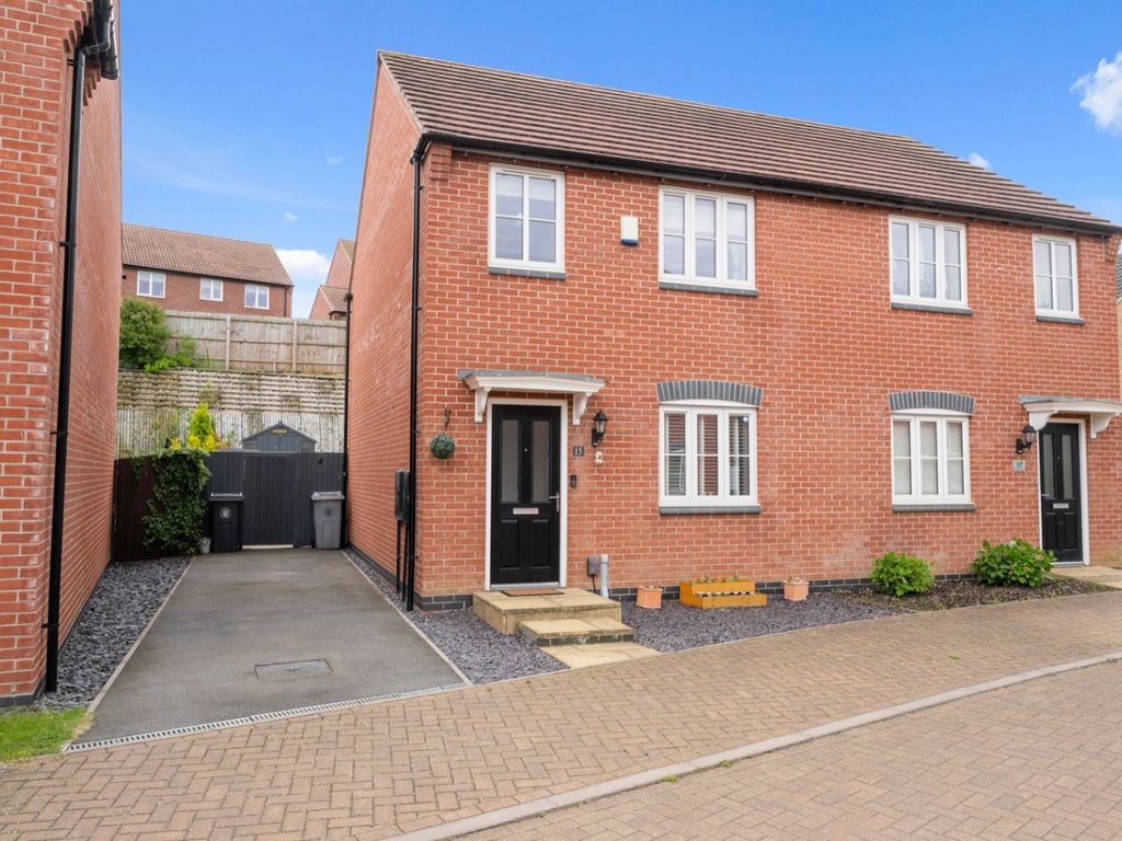 3 bed semidetached house for sale in Bamburgh Close, Grantham NG31