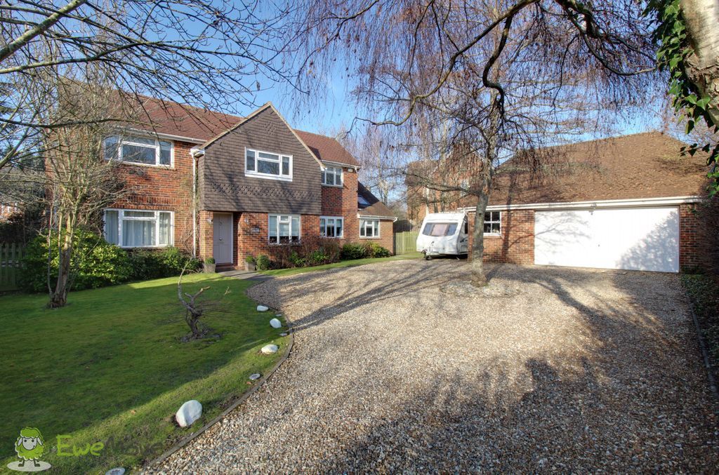 4 bed detached house for sale in Reading Road, Hook RG27 Zoopla