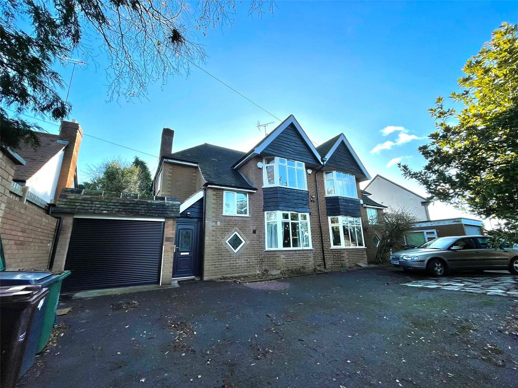 3 bed semidetached house to rent in Castlecroft Lane, Wolverhampton