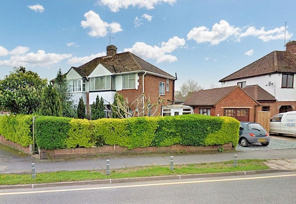 3 bed semidetached house for sale in Weedon Road, Aylesbury HP19, £