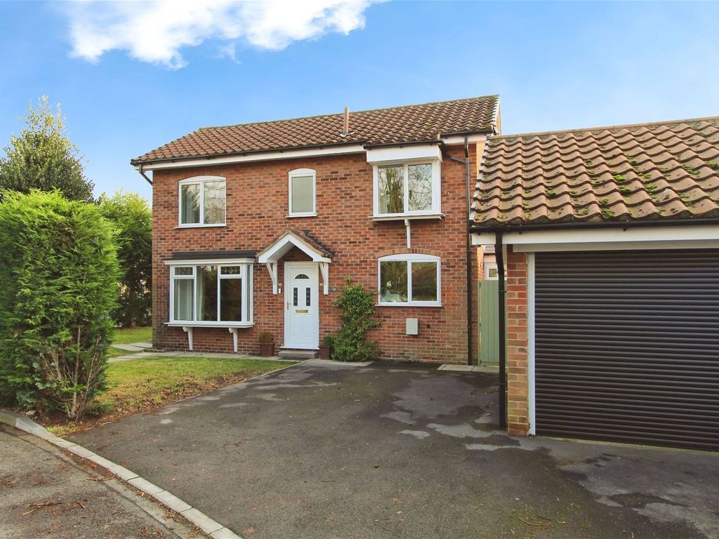 3 bed detached house for sale in Bramley Avenue, Barlby YO8, £280,000 Zoopla