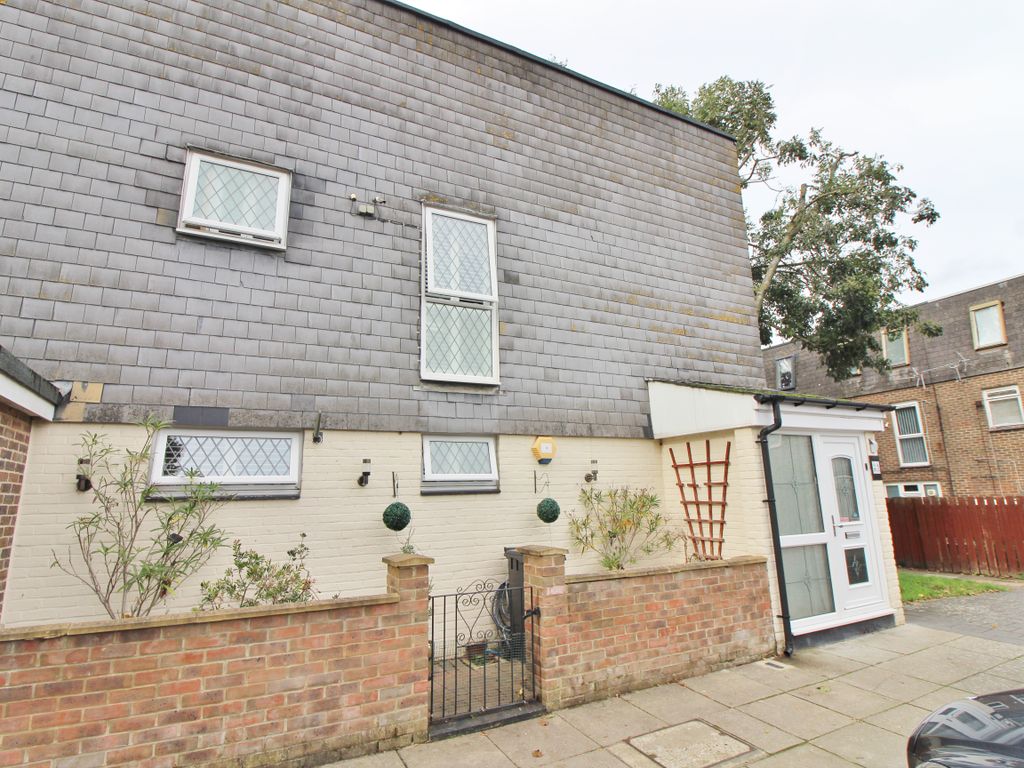 3 bed end terrace house for sale in Lomond Close, Portsmouth PO2, £
