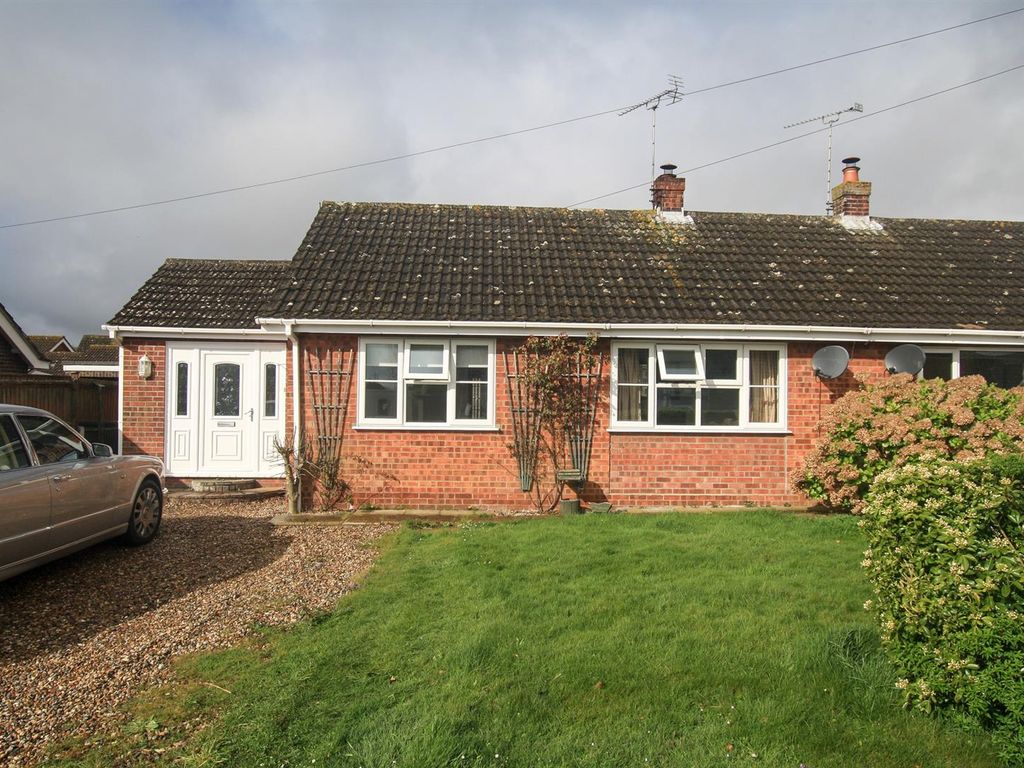 3 bed bungalow to rent in St. Nicholas Way, Potter Heigham, Great