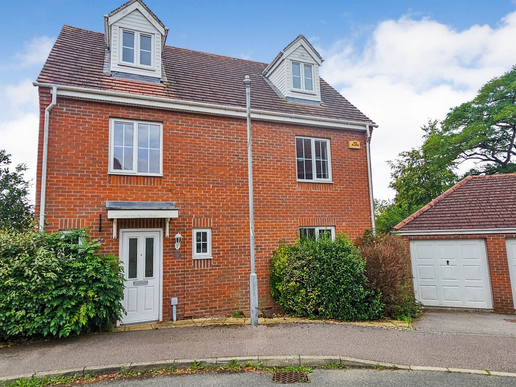 5 bed detached house for sale in Whitechurch Close, Stone, Aylesbury