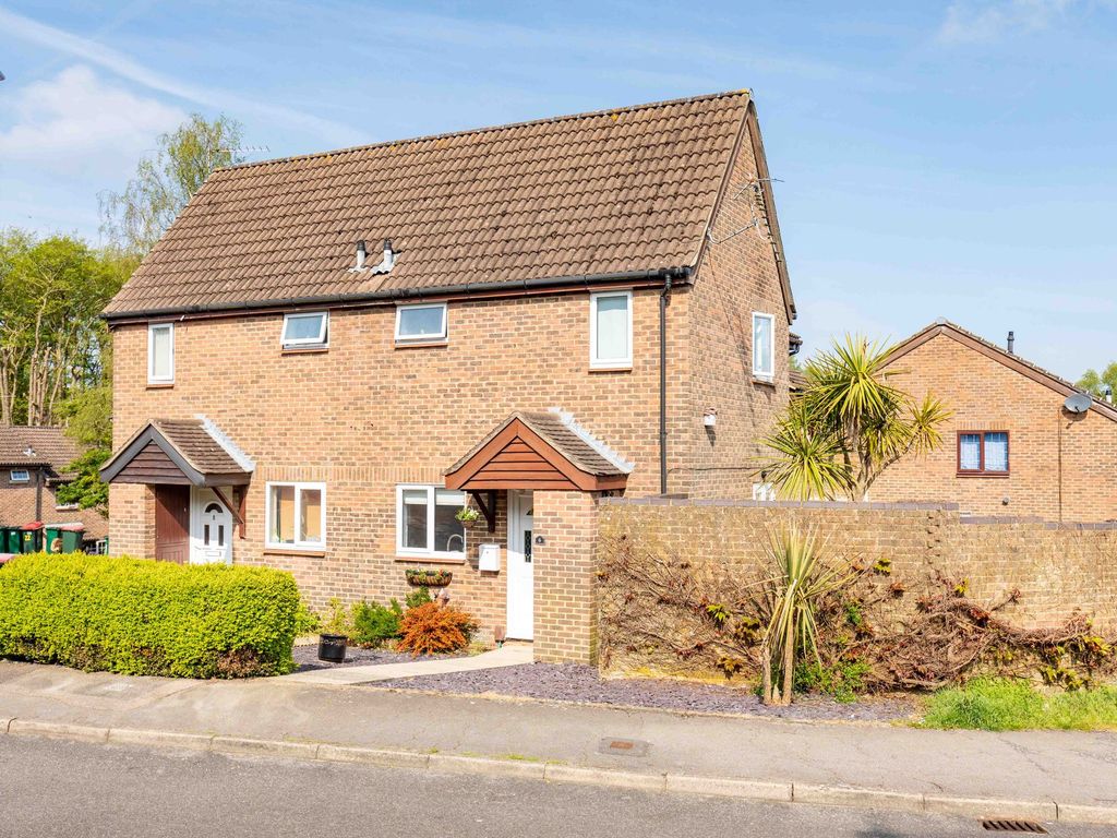 1 bed end terrace house for sale in Hollingbourne Crescent, Crawley
