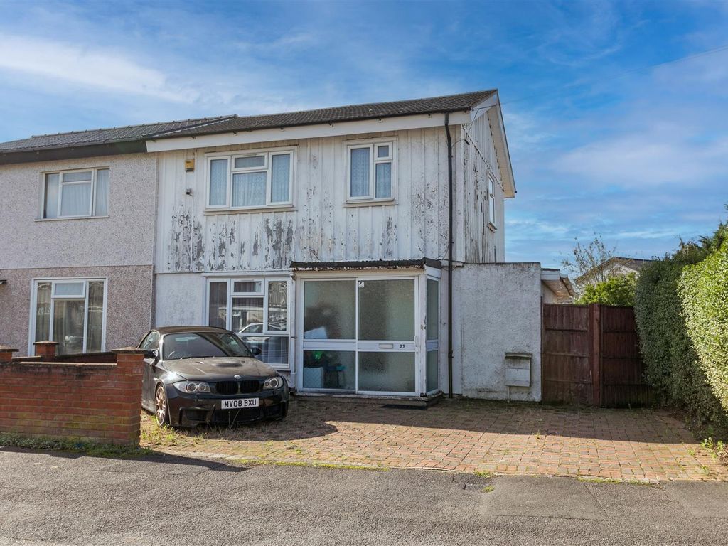 3 bed semidetached house for sale in Bowyer Drive, Cippenham, Slough