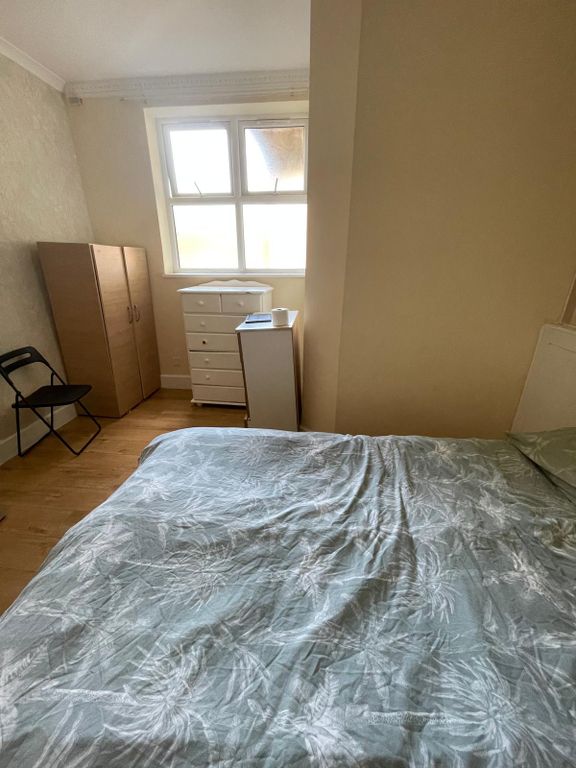 Room to rent in Longbridge Road, Barking IG11, £750 pcm Zoopla