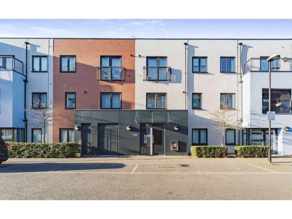 3 bed flat to rent in Salisbury Road, Southall UB2 Zoopla