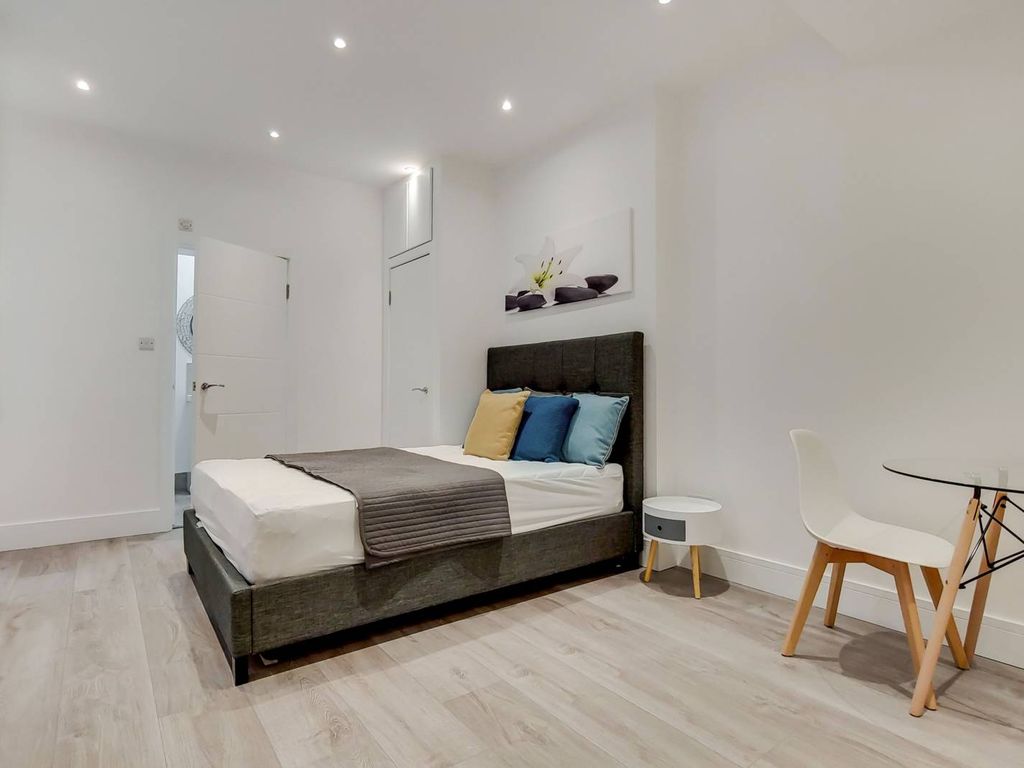 Studio to rent in Nevern Square, Earls Court, London SW5 Zoopla