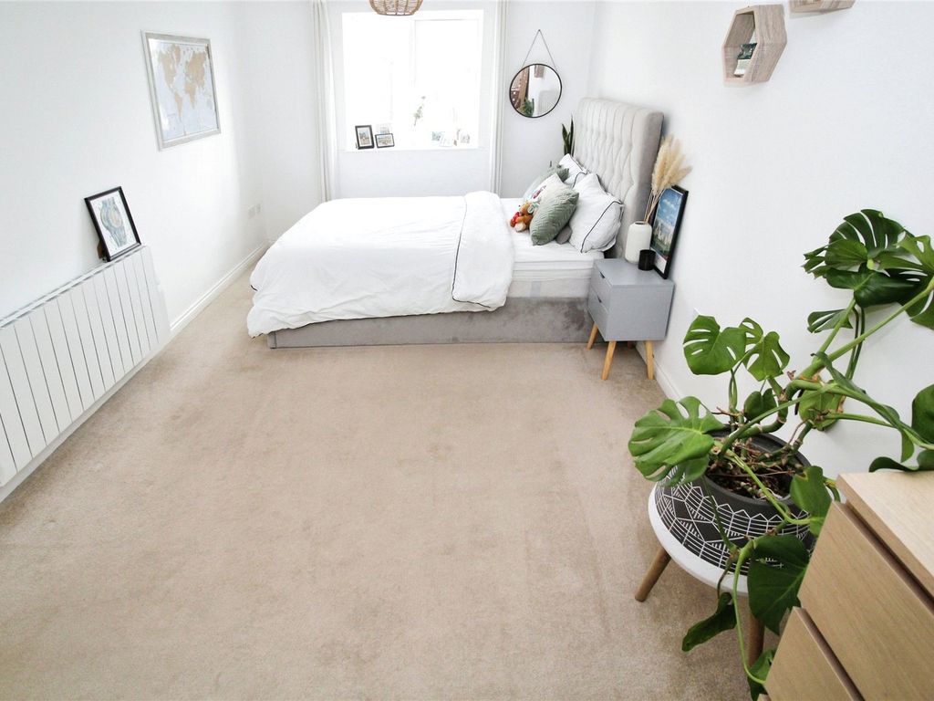 2 bed flat for sale in Harrow Close, Bedford, Bedfordshire MK42, £