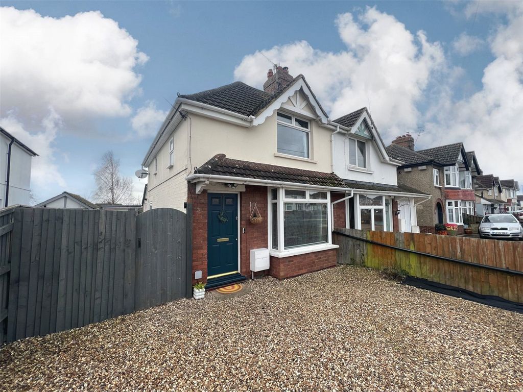 2 bed semidetached house for sale in Oxford Road, Swindon SN3, £