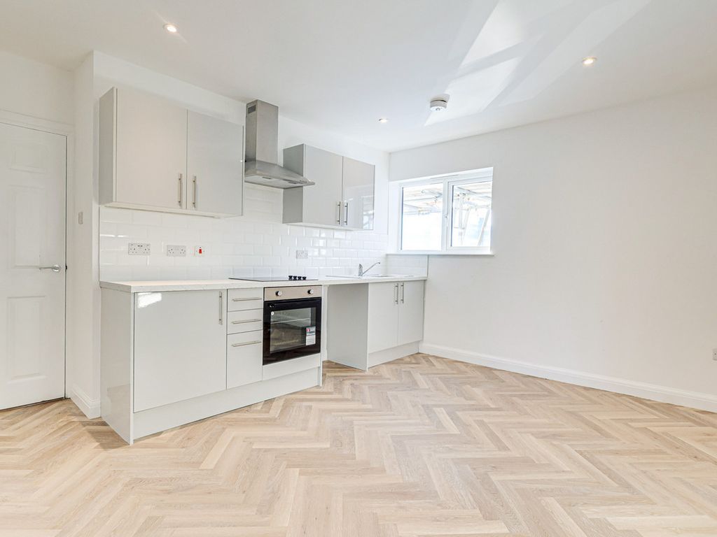 1 bed flat to rent in Elmsleigh Drive, LeighOnSea SS9 Zoopla