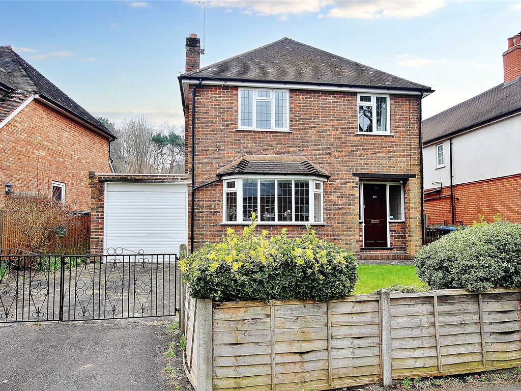 3 bed detached house for sale in Brookwood, Woking, Surrey GU24, £