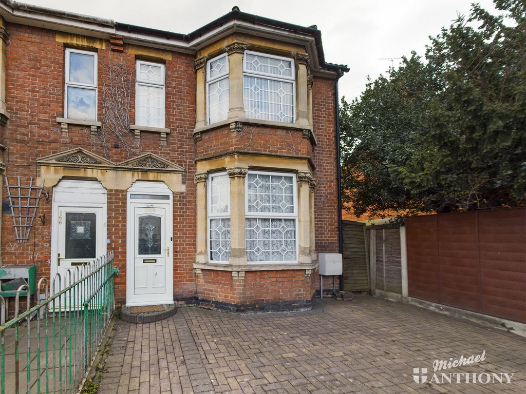 3 bed end terrace house for sale in High Street, Aylesbury
