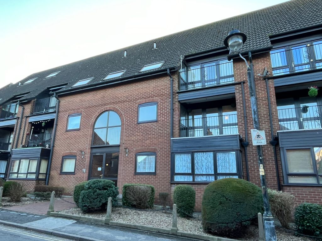 2 bed flat to rent in Northgate Court, Louth LN11, £650 pcm Zoopla