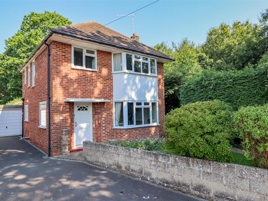 3 bed detached house for sale in Churchill Avenue, Horsham RH12, £
