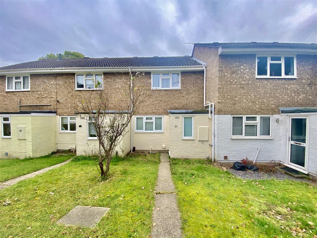 3 bed property for sale in Wellington Close, Crawley RH10 Zoopla